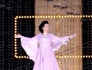 彭丽媛领唱合唱-阳光路上 独家制作伴奏 完整版