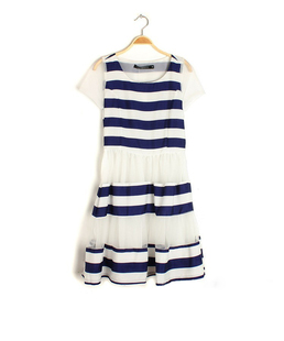 有没有上身是白色,下半身是天蓝色的连衣裙,下