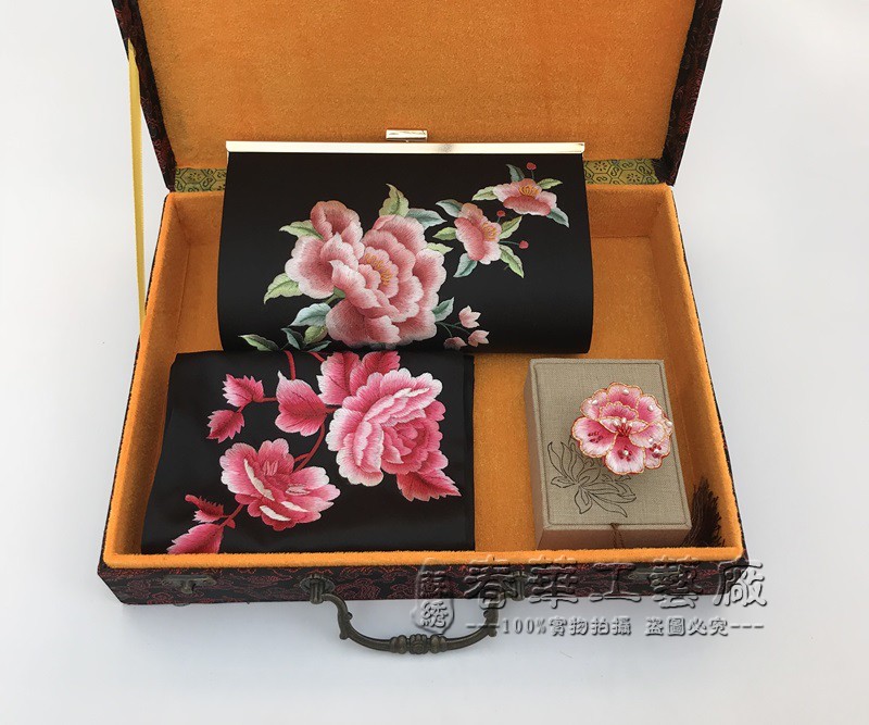 蘇繡圍巾手工刺繡桑蠶絲真絲絲巾扣刺繡包包單肩晚宴手拿包三件套在類目 服飾配件/皮帶/帽子/圍巾, 圍巾/絲巾/披肩中 - 來自Buy2taobao.com提供專業的淘寶代購服務