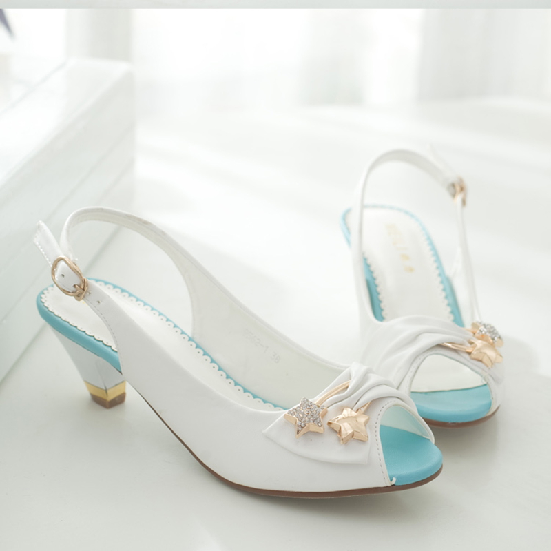 时尚中跟女式凉鞋...