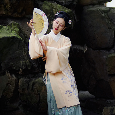 都城南庄传统汉民族服饰汉服明制浅橘色竖领交领长袄配袄裙鹿山行
