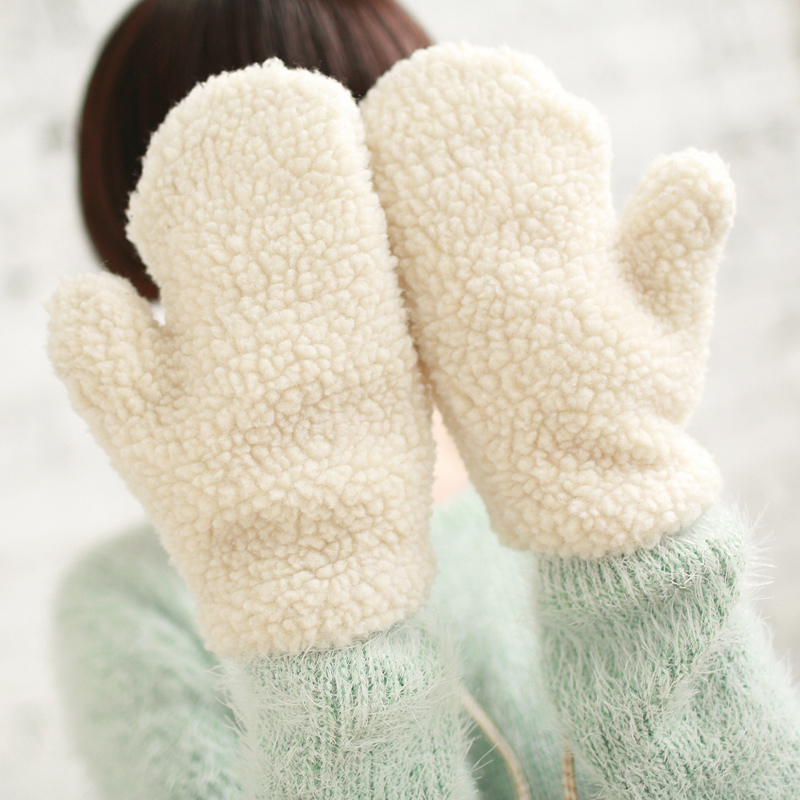 温暖的羊羔毛手套...