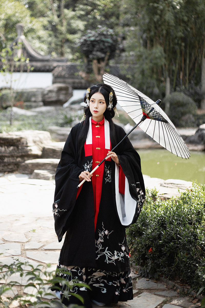 秋辭 觀其賦原創繡花刺繡女對襟明制披風漢服女在類目 女裝/女士精品, 唐裝/民族服裝/舞臺服裝, 民族服裝/舞臺裝中 - 來自Buy2taobao.com提供專業的淘寶代購服務