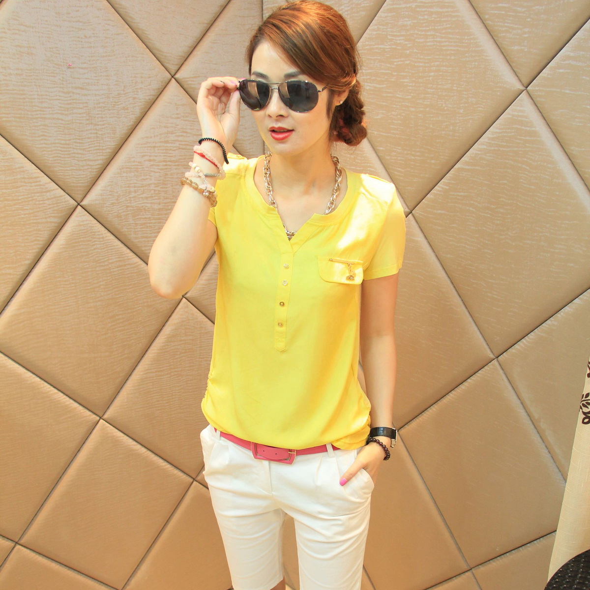 时尚百搭显瘦V领纽扣...