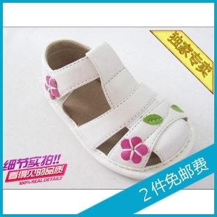  正品童鞋 夏季镂空花朵包头可爱女宝宝真皮凉鞋软底牛筋底叫叫鞋