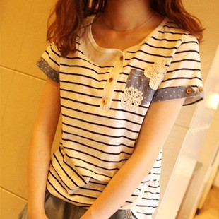  日系小清新 蕾丝花朵拼接立体水溶花柄 条纹个性纽扣全棉t恤衫 女