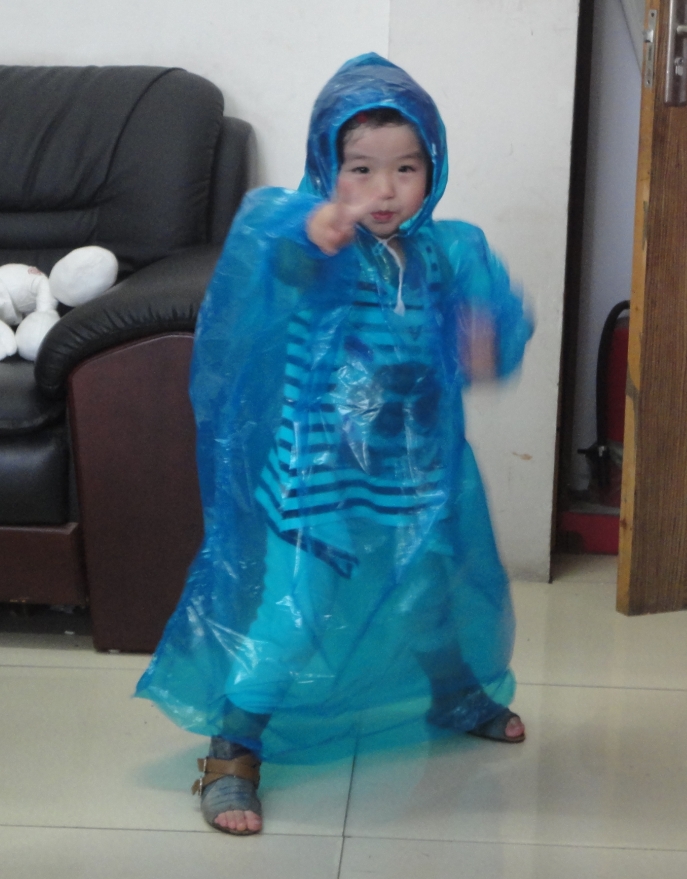 全新料兒童壹次性雨衣雨披 加厚 透明 帶帽子上學背包旅遊休閑在類目 運動包/戶外包/配件, 雨衣/雨褲/雨披中 - 來自Buy2taobao.com提供專業的淘寶代購服務