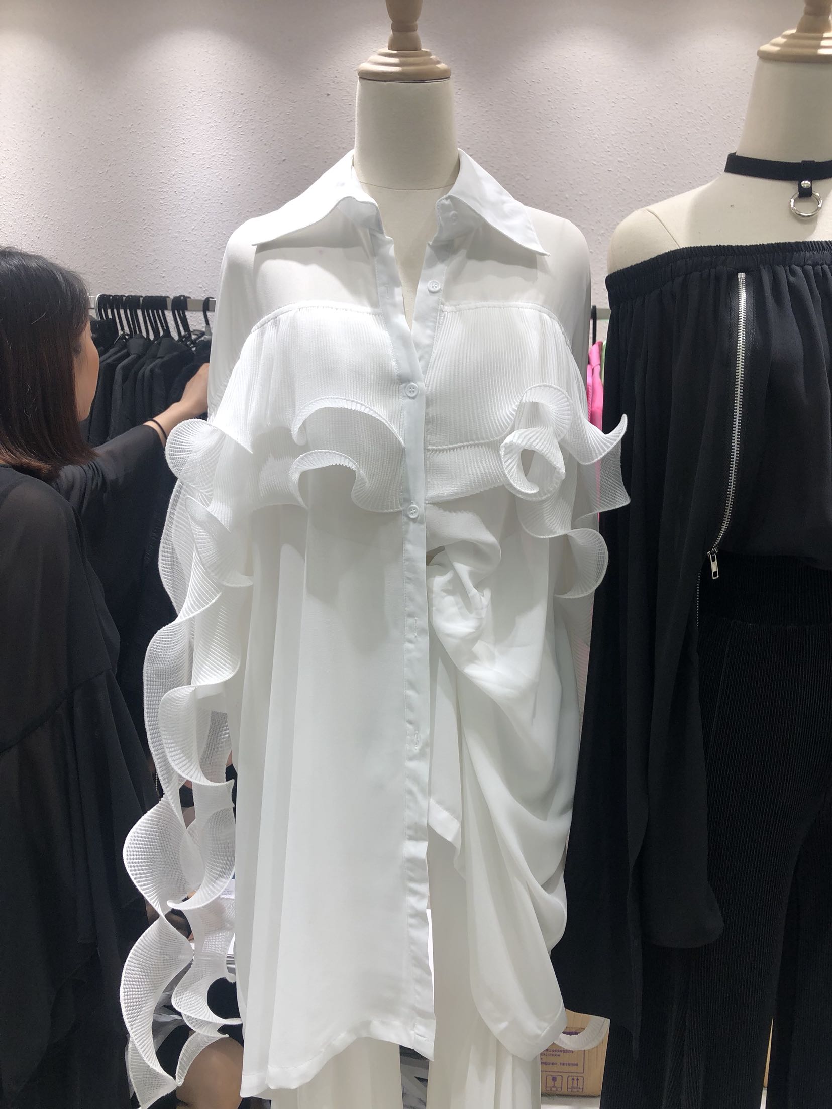 小胖家 2019春季新品小仙女飘逸压褶荷叶边纯色雪纺衫衬衫女潮|msdalam kategori Butik wanita / wanita, baju lace/baju chiffon - dari Buy2taobao.com untuk memberikan perkhidmatan ejen Taobao profesional membeli