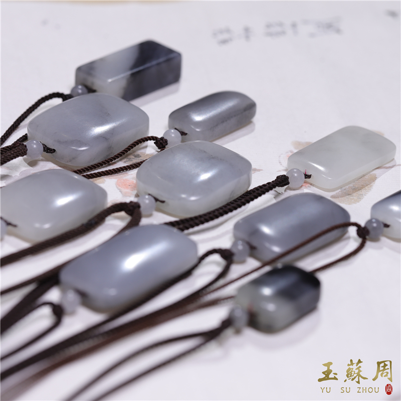 在售【玉苏周】苏工新疆和田玉籽料青花平安无事牌玉挂件玉吊坠在类目 饰品/流行首饰/时尚饰品新, 项坠/吊坠中 - 来自Buy2taobao.com提供专业的淘宝代购服务