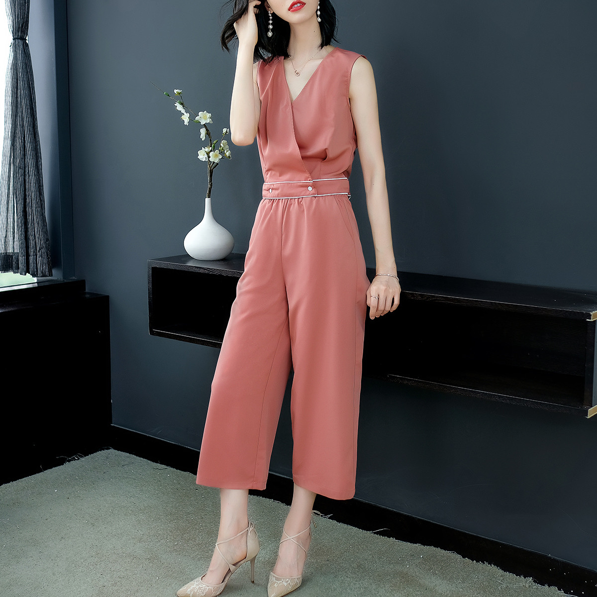 茜系列品牌折扣女装V领系带无袖小衫+高腰阔腿裤套装2019夏装新品|ruв категории Женская одежда, костюм/студенты школьную форму/обмундирования, модный костюм - от Buy2taobao.com для оказания профессиональной услуги покупки агента Taobao