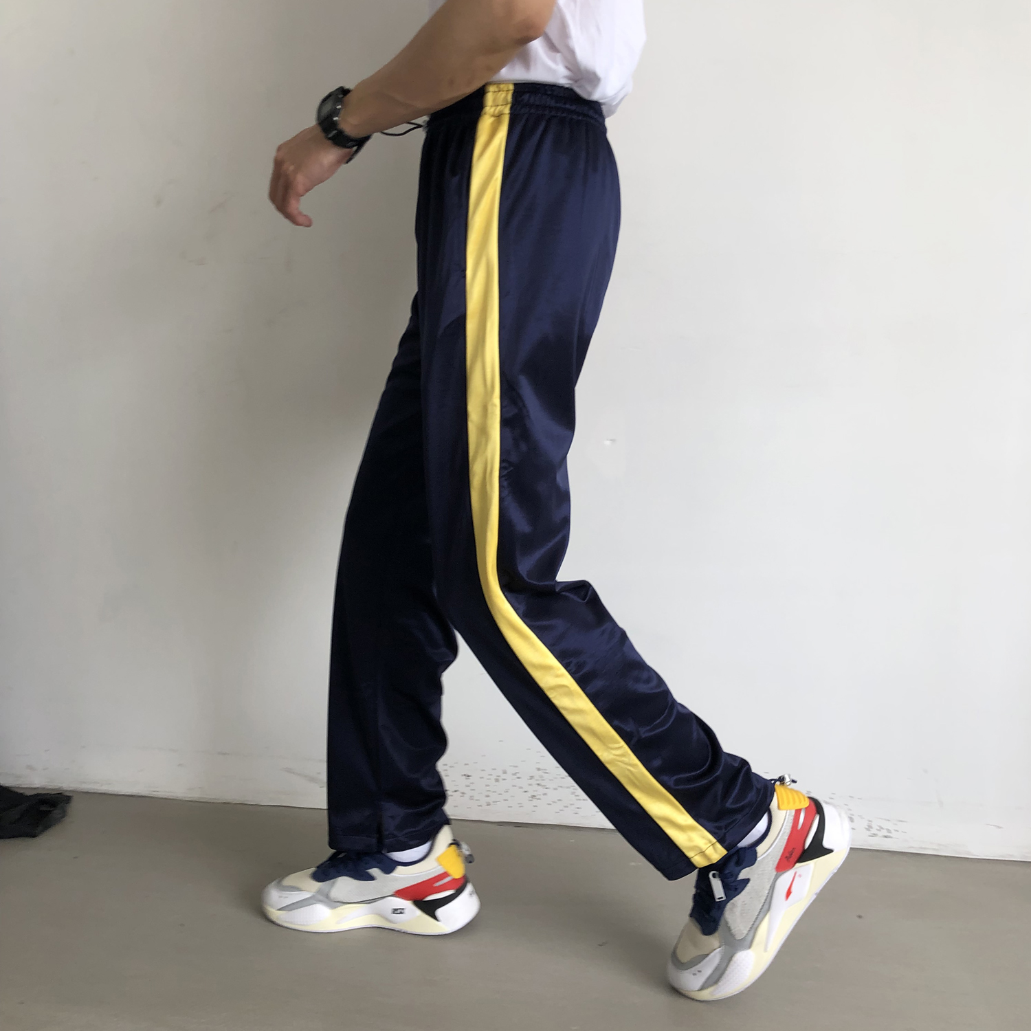 8/21 MPstudios 面料很舒服的秋裝新品撞色線條九分休閑褲在類目 男裝, 休閒褲中 - 來自Buy2taobao.com提供專業的淘寶代購服務