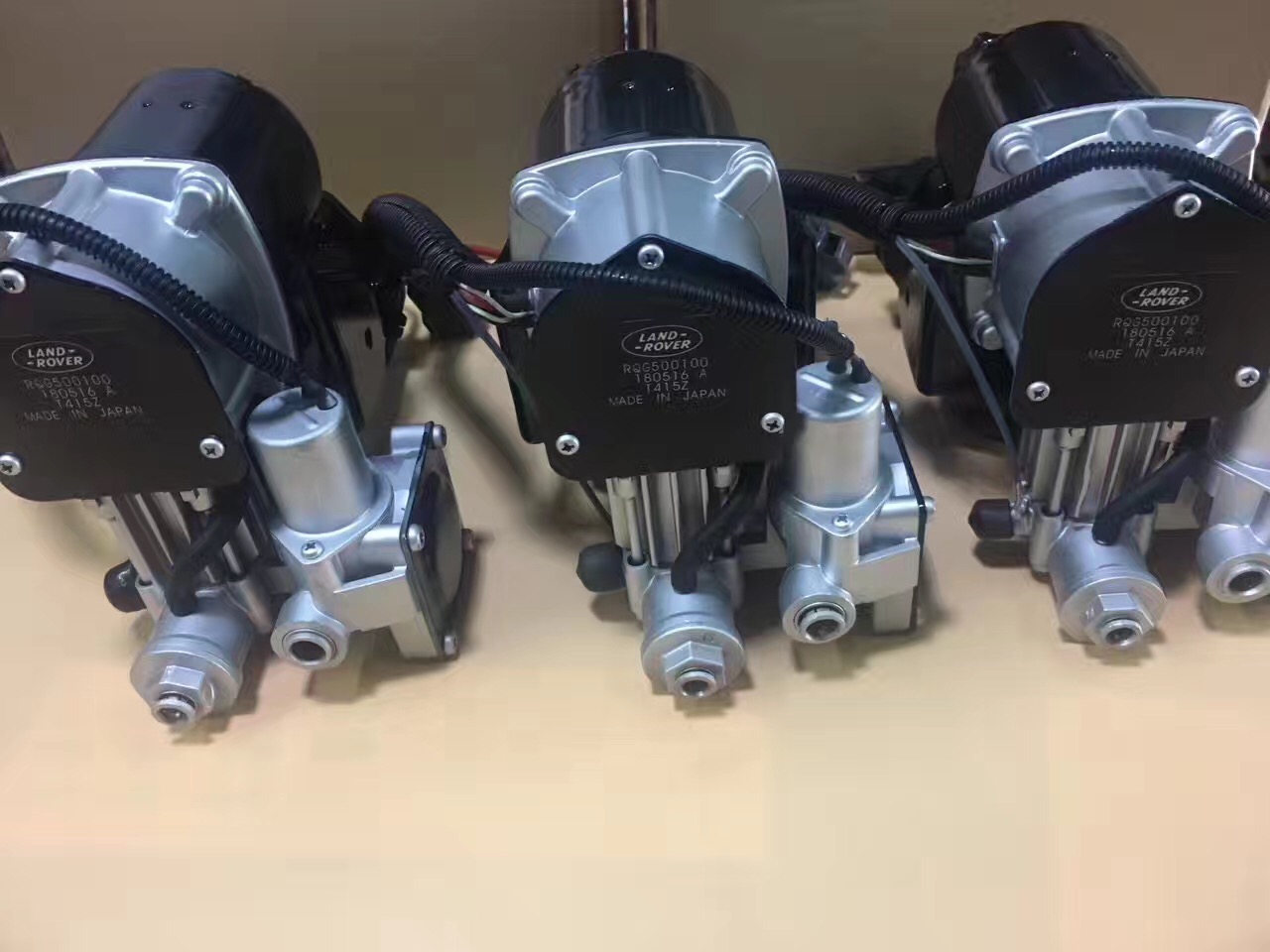 路虎揽胜运动版打气泵 运动版减震打气泵 路虎拆车打气泵拆车配件在类目 汽车/用品/配件/改装, 汽车影音/车用电子/电器, 车用电子/电器, 车载充气泵中 - 来自Buy2taobao.com提供专业的淘宝代购服务