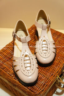  初夏新款赫本风 欧美复古圆头雕花T带侧空凉鞋低跟粗跟女鞋单鞋