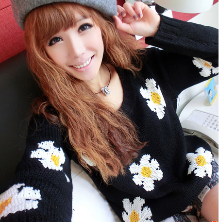 可爱花朵圆领毛衣...