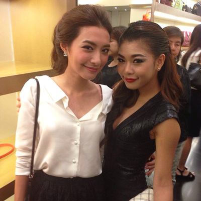 泰国潮牌宽松白色衬衫名媛丝质绸缎一字娃娃领漏锁骨七分袖上衣女