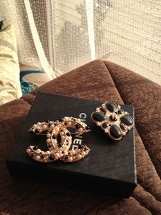  小香~ 孟买系列 经典双C  方形时尚款 天然珍珠胸针