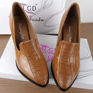  新款英伦风尖头漆皮高跟粗跟单鞋女鞋子低帮鞋黑色黄色白色