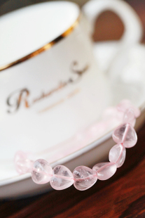  「 桃之夭夭 」- 恬静的聆听。搭配美物之...粉晶，手链。