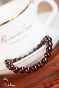  「 暗夜玫瑰 」- 最深的酒红。搭配美物之...石榴石，手链。