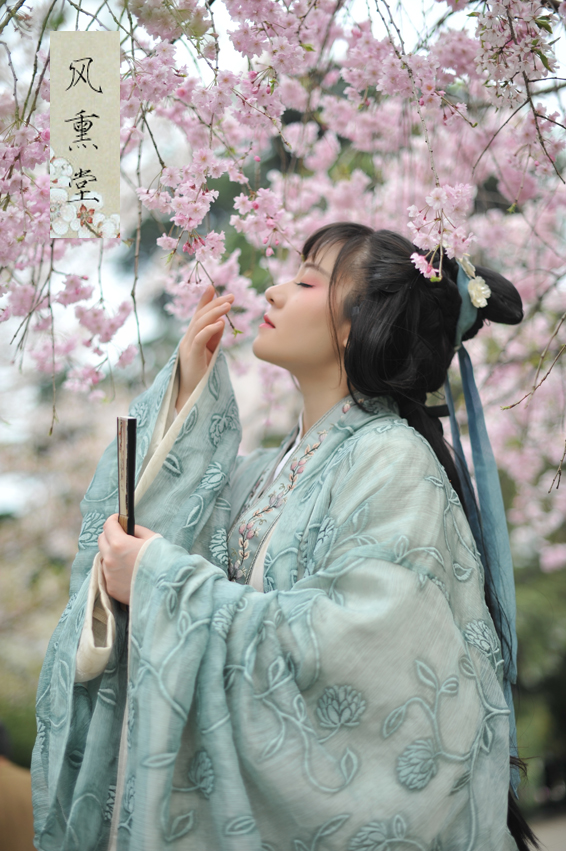 【风熏堂】汉服 交领大袖氅——青妍在类目 个性定制/设计服务/DIY, 服饰箱包定制, 服装定制, 汉服定制中 - 来自Buy2taobao.com提供专业的淘宝代购服务