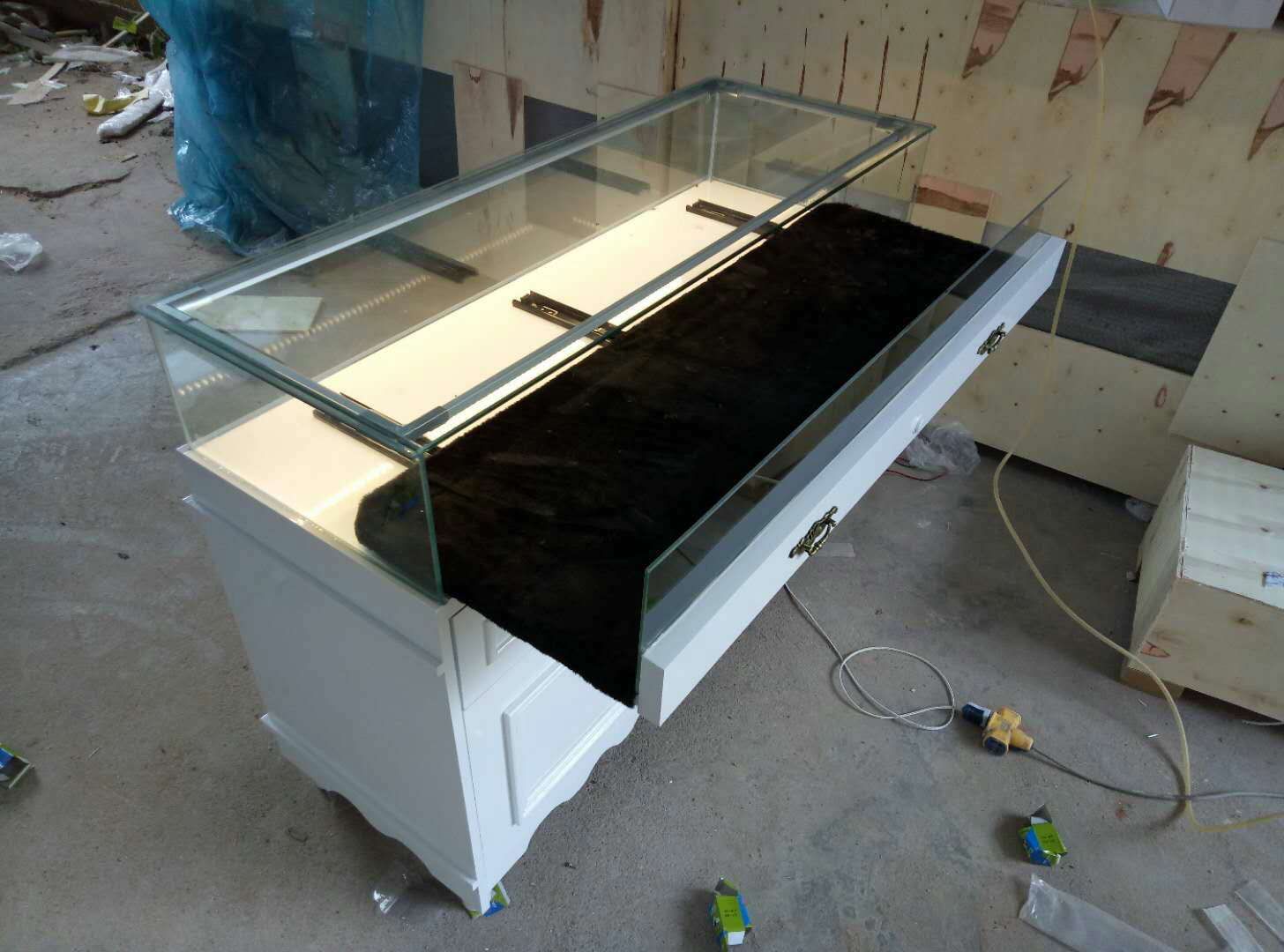 中岛展示柜台精品定制新款珠宝玉器首饰品多功能玻璃欧式简约展柜在类目 商业/办公家具, 货架/展柜, 精品展柜/陈列柜中 - 来自Buy2taobao.com提供专业的淘宝代购服务