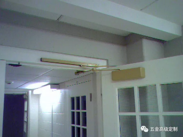 霍頓門五金 Overhead door stop不鏽鋼頂置限門器 角度可調門檔在類目 基礎建材, 家用五金, 門用配件, 門擋中 - 來自Buy2taobao.com提供專業的淘寶代購服務