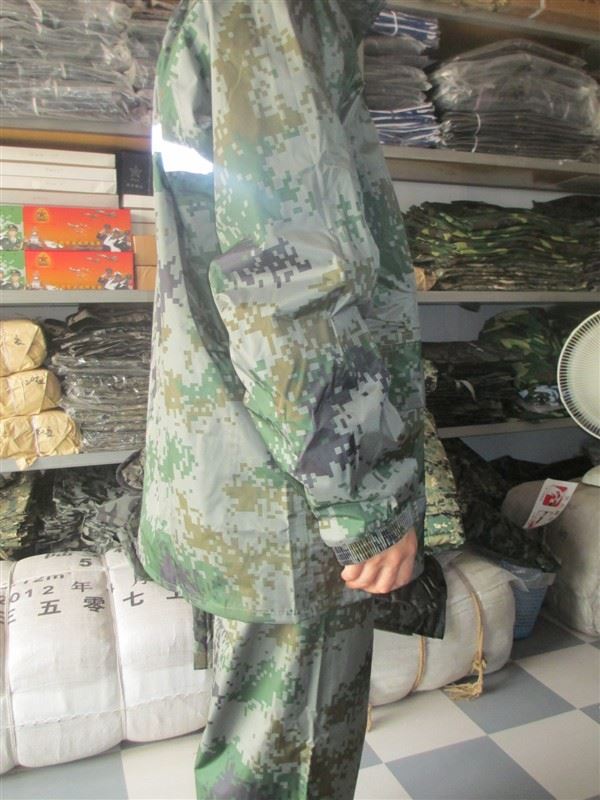 07丛林数码迷彩服分体式雨衣雨服/07林地迷彩服分解雨衣雨披在类目 运动包/户外包/配件, 雨衣/雨裤/雨披中 - 来自Buy2taobao.com提供专业的淘宝代购服务