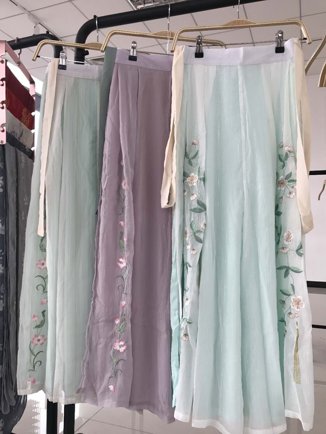 画堂春汉服 绣花宋裤 现货在类目 个性定制/设计服务/DIY, 服饰箱包定制, 服装定制, 汉服定制中 - 来自Buy2taobao.com提供专业的淘宝代购服务