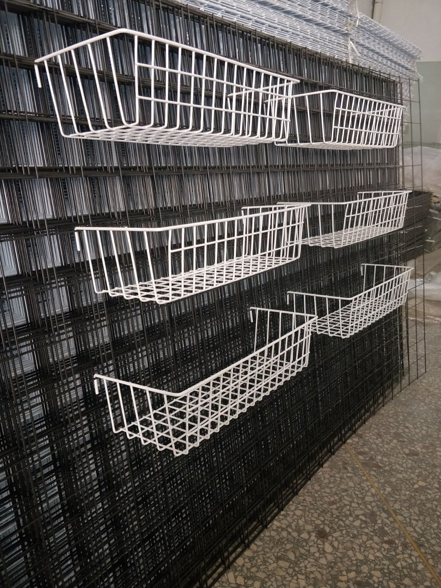 網格網片洞洞板挂籃鐵絲網收納籃超市多功能置物籃展會展示架挂網在類目 商業/辦公傢俱, 貨架/展櫃, 飾品架/櫃中 - 來自Buy2taobao.com提供專業的淘寶代購服務