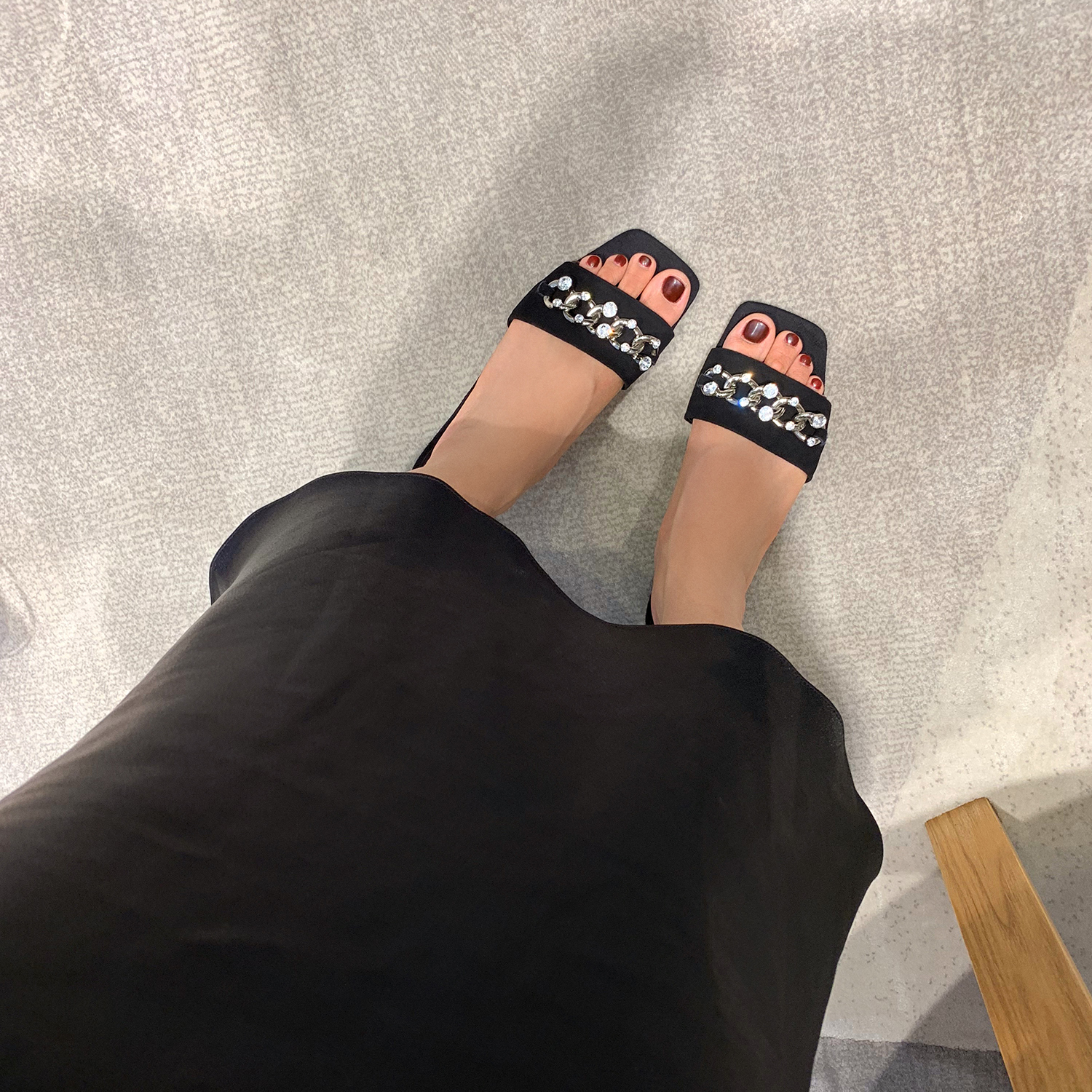 2019夏新款真皮粗跟凉拖鞋女外穿方头一字带时尚百搭网红水钻凉鞋在类目 女鞋, 拖鞋中 - 来自Buy2taobao.com提供专业的淘宝代购服务