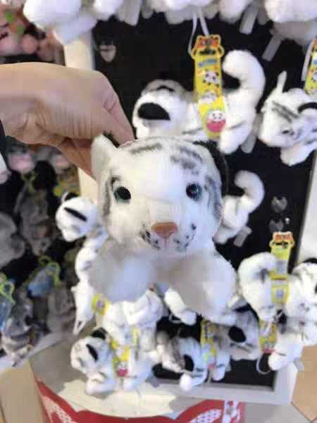 廣州長隆野生動物園白虎公仔肩膀紀念品小熊貓肩膀磁鐵衣服站肩禮在類目 玩具/童車/益智/積木/模型, 其它玩具中 - 來自Buy2taobao.com提供專業的淘寶代購服務