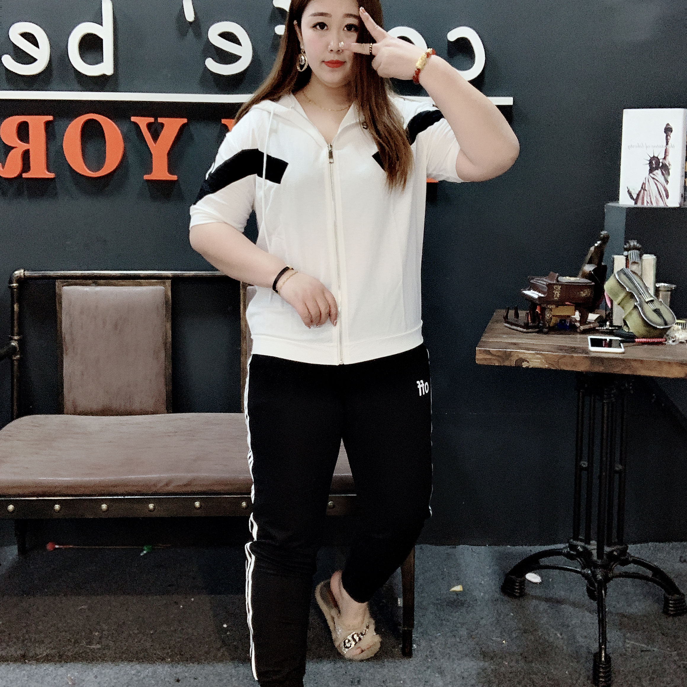 挑肥拣瘦大码女装适合微胖女生的套装连帽短袖上衣长裤运动两件套在类目 女装/女士精品, 大码女装中 - 来自Buy2taobao.com提供专业的淘宝代购服务