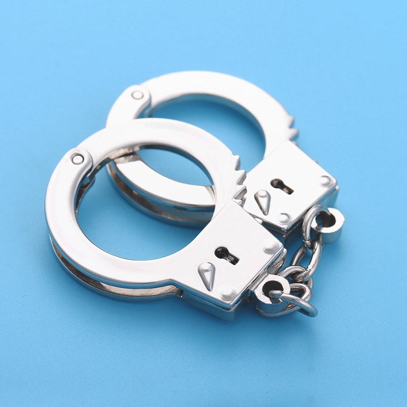 包郵金屬創意小手铐玩具鑰匙圈小挂件創意小禮品 拇指扣送美女在類目 節慶用品/禮品, 創意禮品, 鑰匙扣中 - 來自Buy2taobao.com提供專業的淘寶代購服務