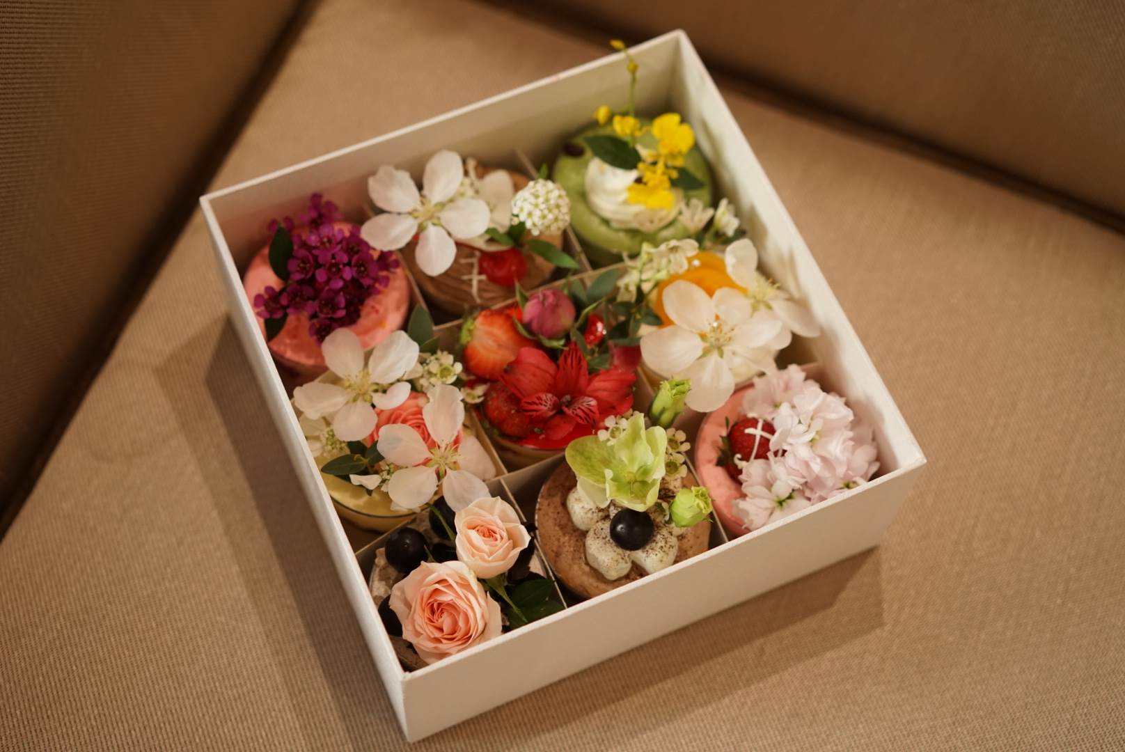 Cite Flower art Beijing Same city Distribution Popularity gift birthday flower glass Cake Flower Box 9 new patternin the Flower delivery/Flowers simulation/Plants gardening , Flower delivery(City) category - from Buy2taobao.com to provide professional Taobao agent buy service