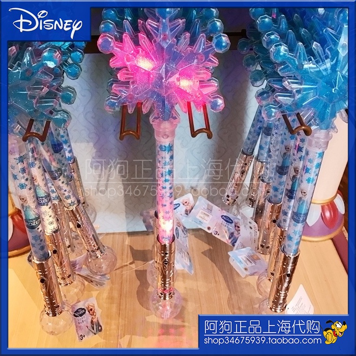 现货 上海迪士尼乐园 冰雪奇缘艾莎女王小叮当发光雪花魔法棒手杖在类目 模玩/动漫/周边/cos/桌游, 聚会/魔术用品, 聚会用具/装饰, 荧光棒中 - 来自Buy2taobao.com提供专业的淘宝代购服务