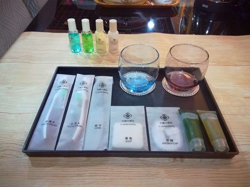 賓館洗漱用品擺放盤酒店收納盒洗手間衛生間客房托盤壹次性易耗品在類目 家庭/個人清潔工具, 衛浴用具/衛浴配件, 浴室用品套件中 - 來自Buy2taobao.com提供專業的淘寶代購服務