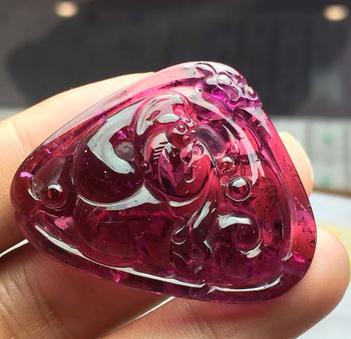 全紅碧玺雕刻吊墜,雕工精湛,晶體通透,油亮飽滿在類目 飾品/流行首飾/時尚飾品新, 項墜/吊墜中 - 來自Buy2taobao.com提供專業的淘寶代購服務