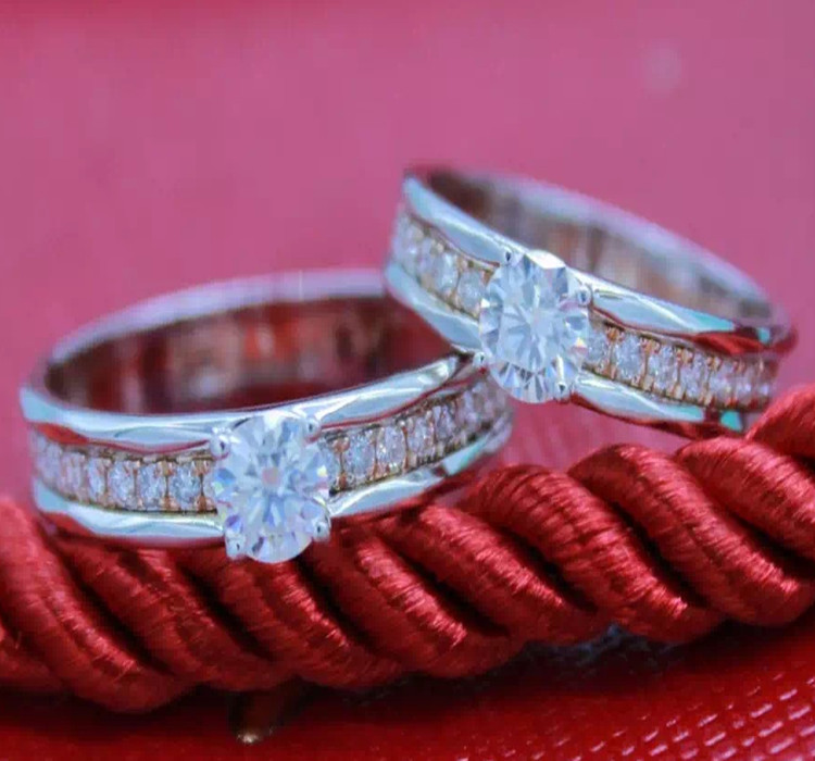 新品18k双色金D色莫桑石钻戒指奢华克拉情 侣对戒结婚订婚 男戒女在类目 饰品/流行首饰/时尚饰品新, 戒指/指环中 - 来自Buy2taobao.com提供专业的淘宝代购服务
