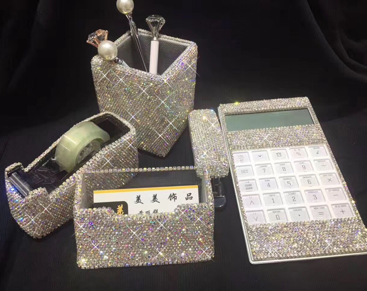 鑲鑽水晶筆筒名片座辦公套裝 高檔創意計算器訂書機桌面飾品擺件在類目 電子詞典/電紙書/文化用品, 收納/陳列用品, 筆筒中 - 來自Buy2taobao.com提供專業的淘寶代購服務