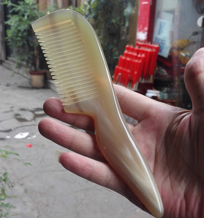 正宗白水牛角梳子 純天然正品 防脫發靜電白發 貴州西江苗寨特産在類目 家庭/個人清潔工具, 個人洗護清潔用具, 梳子/便攜用鏡, 梳子/化妝梳/按摩梳中 - 來自Buy2taobao.com提供專業的淘寶代購服務