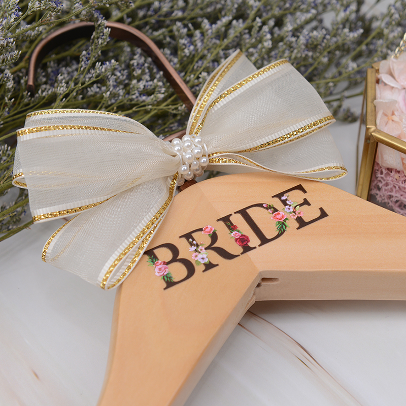 新娘衣架DIY結婚定制衣架婚紗衣架婚禮衣架秀禾衣挂印名字母logo在類目 收納整理, 衣物洗/曬/護理用具, 衣架中 - 來自Buy2taobao.com提供專業的淘寶代購服務