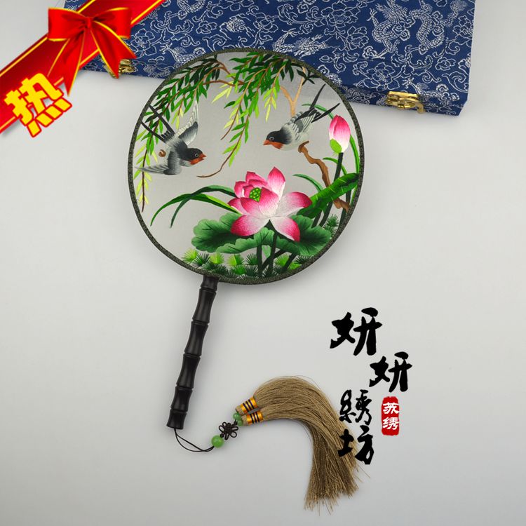 苏绣纯手工刺绣宫扇精品绣花扇子双面绣成品中国风团扇荷花燕子在类目 居家布艺, 刺绣套件, 苏绣中 - 来自Buy2taobao.com提供专业的淘宝代购服务