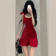 红色吊带连衣裙女夏季2024性感，纯欲风设计感气质收腰显瘦短裙