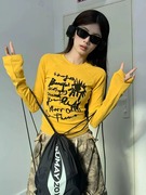 美式复古黄色长袖t恤女秋季涂鸦印花宽松设计感打底衫内搭上衣潮