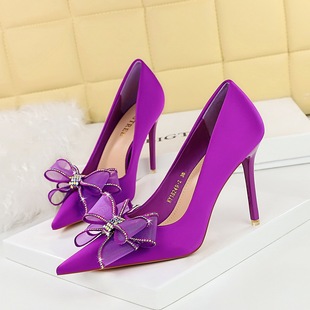 蝴蝶结紫色高跟鞋女尖头单鞋红色，高级绸缎面大码浅口细跟气质