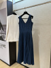 李亚男2024春夏高端设计v风格前后大v领百褶长款藏蓝色连衣裙