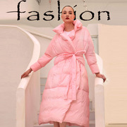 欧美风原创设计羽绒服女长款白鸭绒(白鸭绒，)睡袍式系带粉色被子保暖面包服