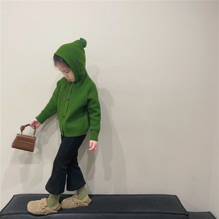 木西童品2024冬韩国版男女童，加厚绿色连帽毛衣潮宝宝纽扣开衫外套