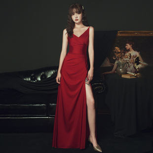 红色晚礼服2024吊带宴会高端大气，优雅性感长款新娘，敬酒服气质