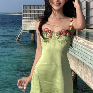 纯欲性感辣妹绿色缎面度假短裙子女夏季设计感刺绣花朵吊带连衣裙